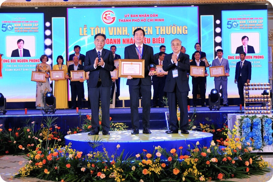 Lê Phong cùng Chủ tịch Hội đồng Quản trị Bùi Ngươn Phong nhận bằng khen từ lãnh đạo UBND Thành phố vì đã đạt danh hiệu “Doanh nghiệp, Doanh nhân tiêu biểu”.