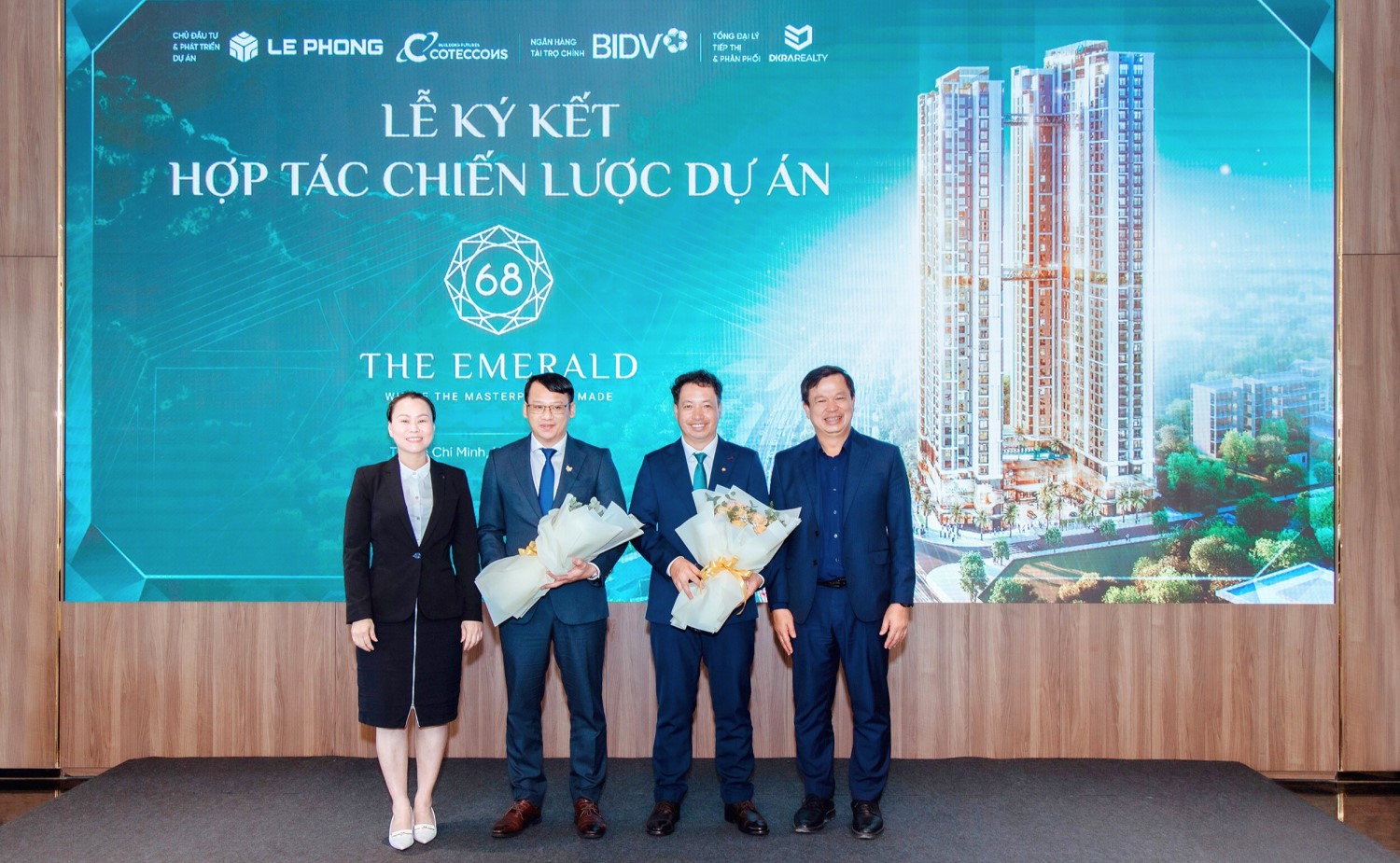 Phần mô tả hình ảnh: Người phụ nữ tên Trần Thị Hà, giữ chức vụ Phó Tổng Giám đốc tại Tập đoàn Lê Phong, xuất hiện trong khung hình từ phía bên trái sang.